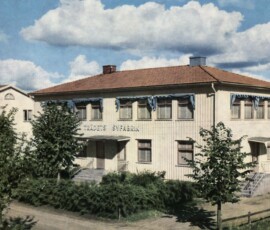 Carl Appelqvist (f. 1893) kom 1935 till Trädet från Döve i Börstig, där han i faderns efterföljd drivit lanthandel en period. Fadern härstammade från Aplaberg i Murum. Åren 1936-1939 bodde familjen i Carlsborg, f.d. folkskolan vid Solbergavägen 110, nära Vallensborg. Här inrättade Appelqvist en syfabrik i liten skala, den första i Trädet.
År 1939 startade Appelqvist Trädets syfabrik vid Järnvägsgatan