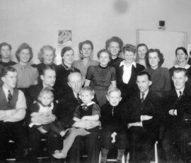 Bakre raden fr. v: Lilly Blomdahl, Sonja Josefsson, Britta Lagerstrand, Ingrid Johansson, Hedvig Johansson, Elsa Kroon, Stina Johansson, Okänd, Okänd, Kerstin Ragnarsson, Okänd, Maj från Mussla, Gunnar Fröman, Anna–Lisa Merlander, Linnea Lagerstrand, Inga Modig, Sigvard Kroon, Julius Johansson, Karin Sandahl. Främre raden fr.v: Birgit Andersson, Eivor Claesson, Gunvor Johansson, Aina Blomdahl, Maja Appelqvist, Carl Appelqvist, Birgitta Appelqvist, Margareta och Lennart Appelqvist, Bengt Norén, Valborg Claesson