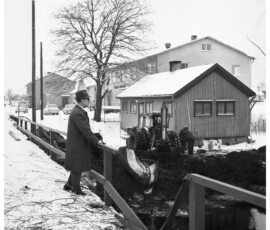 Fabriken startades 1943 av Johan Glansén och Artur Johansson. Senare blev Artur Johansson ensam innehavare. Tillverkningen inriktades på arbetskläder. Personal-styrkan varierade över tid. Som mest uppgick den till 25-30 personer. Företaget övertogs 1974 av Gunnar Bergkvist under firmanamnet Bergis AB, ”Bergis”. Man tillverkade jeans. Nedläggning skedde 1991. Fabriksbyggnaden har därefter mestadels stått oanvänd. En fastighetsägare drev loppis-marknad en kort period.