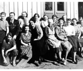 Bakre raden fr. v. Sven-Olof Josefson, Ture Almén, Birgit Gustavsson, Aina Jonsson, Margareta Björkman, Alva Axelsson, Carina Fröman, Agnes Persson, Thea Torstensson. Främre raden fr. v. Olle Säll, Siv Almén, Marta Almén, Elsa Abrahamsson, Elly Jonsson, Anna-Lisa Franzen, Astrid Johansson, Solvig Sigfridsson.