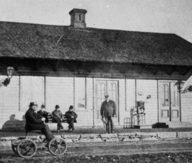 Trädets första stationshus byggdes 1874