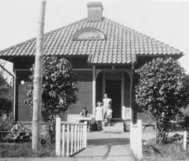 Familjen Modigh utanför banvaktsstugan.