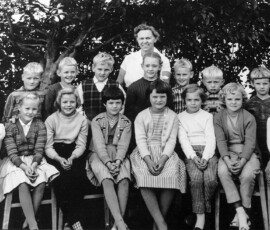 1958 klass 1-2. Främre raden fr.v: Ulla Wramdemark, Helen Levin, Barbro Johansson, Christina Claesson, Eva Ragnar, Hjördis Bergsten, Ingela Andersson, Gerd Martinsson.
Bakre raden: Karl-Gustav Klaesson, Per-Olof Kroon, Per-Anders Wernersson, Lennart Södergren, Birgit(Bibbi) Nelander, Bengt-Åke Norèn, Ove Johansson, Lennart Johansson. Lärare Astrid Andersson.