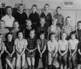 1959 klass 1-2.Främre raden fr.v: Inga Hallnemo, Gerd Martinsson, Christina Claesson, Mona Berganäs, Eva Ragnar, Hjördis Bergsten, Ulla Wramdemark, Britt Göransson, Margareta Wernersson.
Mittersta raden: Ove Johansson, Roger Emanuelsson, Jan Kallin, Bengt-Åke Norèn, Tuula Valkonen, Karl-Gustav Klaesson, Roland Bergsten.
Bakersta raden: Astrid Andersson, Lars Berglund, Lennart Johansson, Prti valkonen, Sören Jansson. Lärare Astrid Andersson.