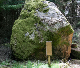 Pigesten.
Här mördades en piga från Humla 1733. Händelsen finns dokumenterad i dom från rättegången samma år. Platsen är belägen nära Kilavägen och har en särskild informationsskylt